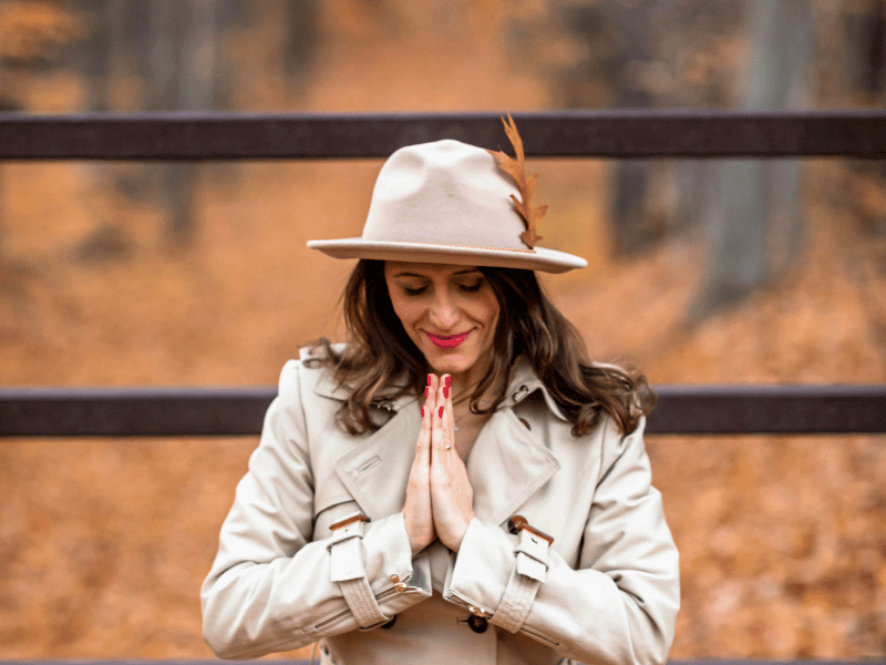 Mujer con las manos juntas como señal de agradecimiento